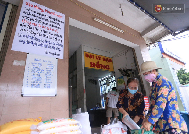 Gặp bà chủ tiệm gạo Đà Nẵng khuyên khách không nên... mua nhiều gạo: Giá có tăng thì cô vẫn sẽ cố gắng bán mức thấp nhất cho bà con mình - Ảnh 1.