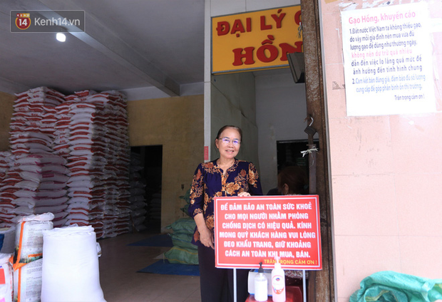 Gặp bà chủ tiệm gạo Đà Nẵng khuyên khách không nên... mua nhiều gạo: Giá có tăng thì cô vẫn sẽ cố gắng bán mức thấp nhất cho bà con mình - Ảnh 2.