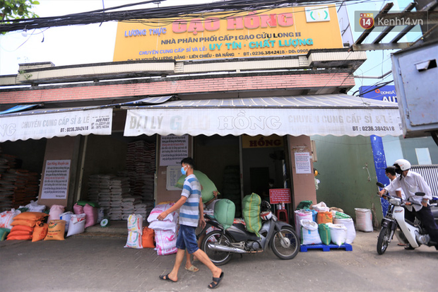Gặp bà chủ tiệm gạo Đà Nẵng khuyên khách không nên... mua nhiều gạo: Giá có tăng thì cô vẫn sẽ cố gắng bán mức thấp nhất cho bà con mình - Ảnh 3.