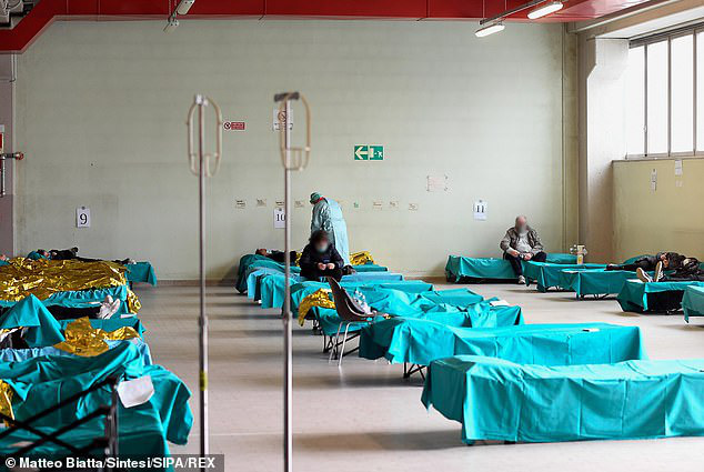  Thảm cảnh với y bác sĩ Vũ Hán tái diễn ở Italy: Nhân viên ý tế tím mặt vì đeo khẩu trang, ngủ gục trên bàn vì kiệt sức  - Ảnh 3.