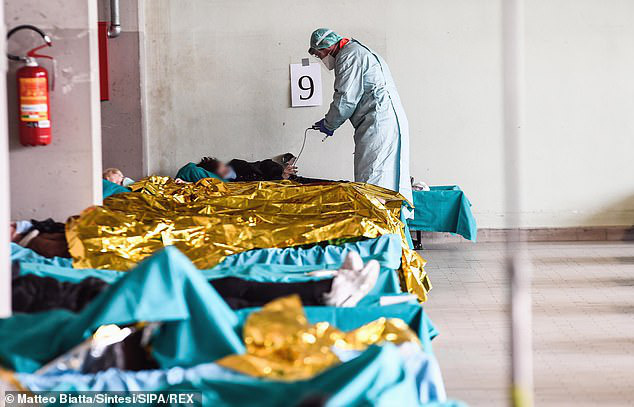  Thảm cảnh với y bác sĩ Vũ Hán tái diễn ở Italy: Nhân viên ý tế tím mặt vì đeo khẩu trang, ngủ gục trên bàn vì kiệt sức  - Ảnh 8.