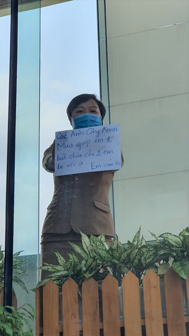Phía sau hình ảnh người phụ nữ trong khu cách ly ở Đà Nẵng với tấm biển nhờ các anh công an mua giúp em 1 bát cháo cho em bé - Ảnh 2.