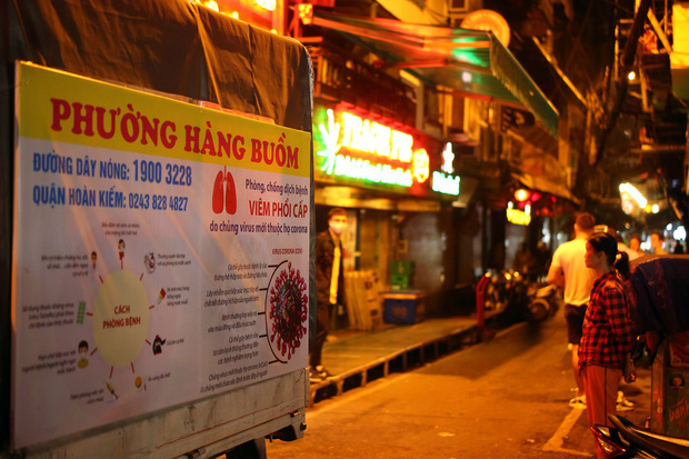 Khung cảnh vắng lặng ở phố Tây Tạ Hiện sau khi chính quyền Hà Nội yêu cầu đóng cửa các quán bar, karoke phòng dịch Covid-19 - Ảnh 1.