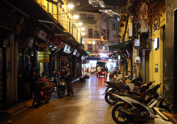 Khung cảnh vắng lặng ở phố Tây Tạ Hiện sau khi chính quyền Hà Nội yêu cầu đóng cửa các quán bar, karoke phòng dịch Covid-19 - Ảnh 11.