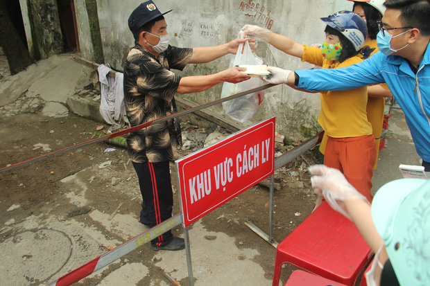 Người dân trong khu cách ly ở Hà Nội: “Công an, bệnh viện mới khổ chứ tôi còn đang béo ra đây này!” - Ảnh 18.