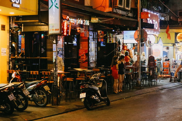 Phố Tây Bùi Viện ế ẩm vì dịch Covid-19 trước giờ tạm dừng hoạt động: Từ con phố sôi động đến nơi vắng lặng nhất Sài Gòn, miễn phí đồ uống cũng chẳng có khách - Ảnh 21.