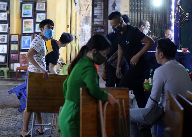 Khung cảnh vắng lặng ở phố Tây Tạ Hiện sau khi chính quyền Hà Nội yêu cầu đóng cửa các quán bar, karoke phòng dịch Covid-19 - Ảnh 4.