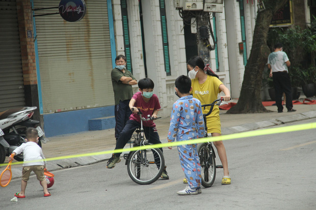 Người dân trong khu cách ly ở Hà Nội: “Công an, bệnh viện mới khổ chứ tôi còn đang béo ra đây này!” - Ảnh 8.