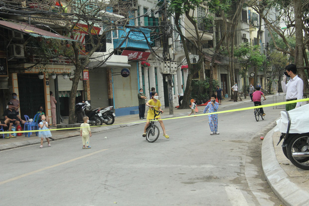 Người dân trong khu cách ly ở Hà Nội: “Công an, bệnh viện mới khổ chứ tôi còn đang béo ra đây này!” - Ảnh 9.