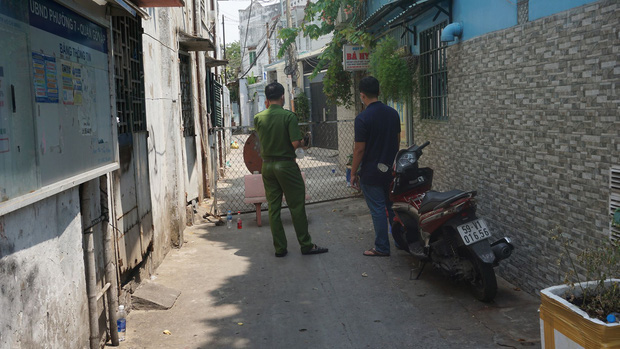TP.HCM: Lực lượng chức năng phong toả đường, cách ly 6 hộ dân trong con hẻm quận Gò Vấp vì có người nghi nhiễm Covid-19 - Ảnh 1.