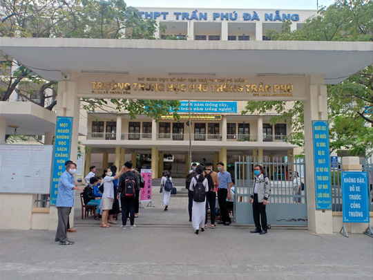  [Ảnh] Học sinh lớp 12 ở Đà Nẵng quay lại trường học sau kỳ nghỉ dài phòng dịch Covid-19 - Ảnh 8.