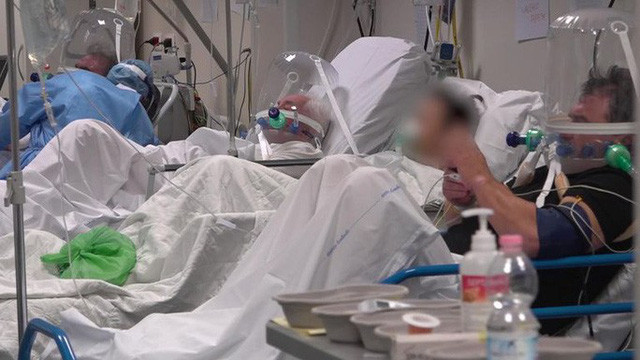 Covid-19 ở Ý: Bệnh viện hết chỗ kê giường, nghĩa trang không chứa đủ quan tài - Ảnh 5. Covid-19 ở Ý: Bệnh viện hết chỗ kê giường, nghĩa trang không chứa đủ quan tài - Ảnh 5.