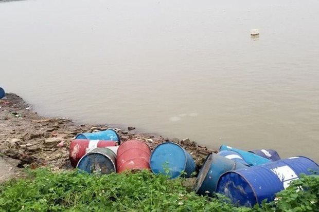 Không bán được, lén lút đem hơn 3 tấn chất thải nguy hại đổ trộm xuống sông Hồng - Ảnh 2.