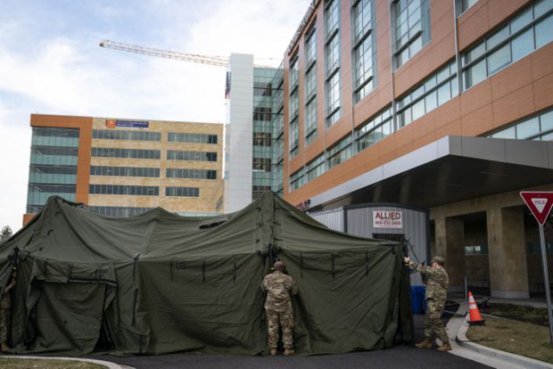 Quân đội Mỹ chạy đua với thời gian để biến các tòa nhà, khách sạn bỏ trống thành 10.000 phòng bệnh chữa trị bệnh nhân Covid-19 - Ảnh 1.