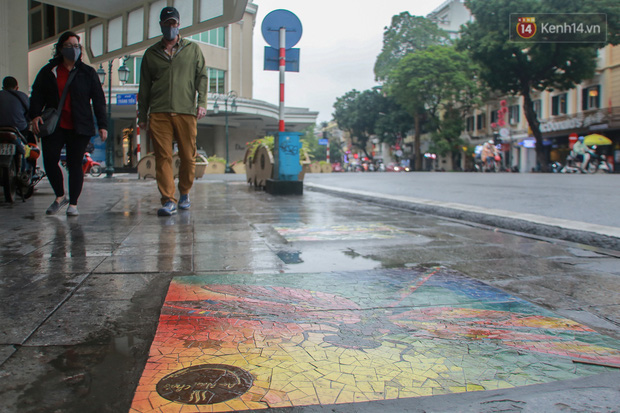 Ảnh: Nắp cống, hố ga “vô tri, vô giác” tại phố đi bộ Hà Nội biến thành tác phẩm nghệ thuật đẹp như tranh vẽ - Ảnh 2.