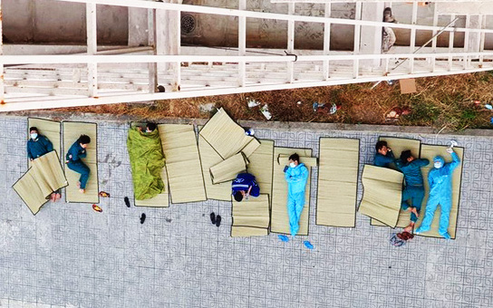 Đầu bếp nổi tiếng Bobby Chinn chia sẻ hình ảnh các tình nguyện viên Việt Nam màn trời chiếu đất ngoài khu cách ly, bạn bè quốc tế xúc động gọi họ là anh hùng - Ảnh 2.