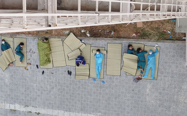 Đầu bếp nổi tiếng Bobby Chinn chia sẻ hình ảnh các tình nguyện viên Việt Nam màn trời chiếu đất ngoài khu cách ly, bạn bè quốc tế xúc động gọi họ là anh hùng - Ảnh 5.