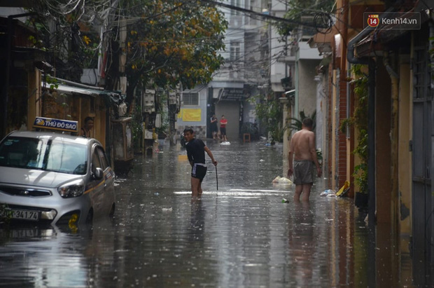 Hà Nội: Nhiều tuyến đường ngập nghiêm trọng, cây xanh đổ la liệt sau cơn mưa như trút nước - Ảnh 3.