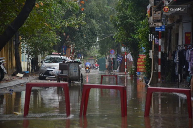 Hà Nội: Nhiều tuyến đường ngập nghiêm trọng, cây xanh đổ la liệt sau cơn mưa như trút nước - Ảnh 7.