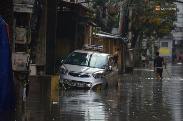 Hà Nội: Nhiều tuyến đường ngập nghiêm trọng, cây xanh đổ la liệt sau cơn mưa như trút nước - Ảnh 10.