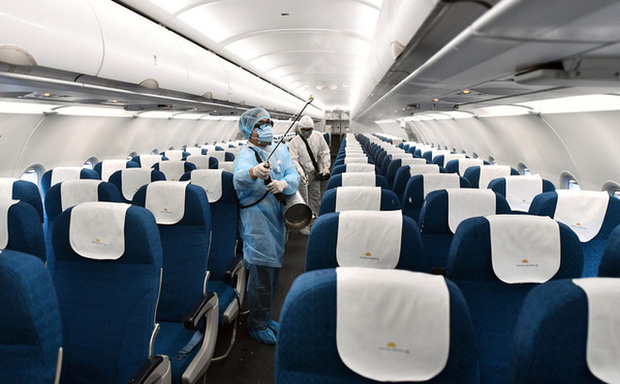 Đề nghị Bộ Công an chỉ đạo điều tra người tiếp xúc, đi cùng khách Nhật dương tính Covid-19 trên chuyến bay Vietnam Airlines - Ảnh 1.