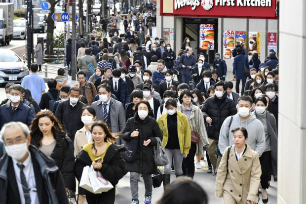 Nhật Bản ghi nhận số ca nhiễm virus corona mới tăng cao nhất trong 1 ngày, tổng cộng hơn 1000 người mắc bệnh - Ảnh 1.