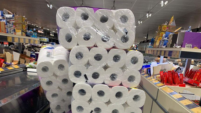  Vì sao người dân khắp thế giới đổ xô đi mua giấy vệ sinh để phòng virus corona?  - Ảnh 2.