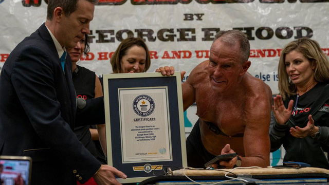  Phá kỷ lục Guinness với hơn 8h ở tư thế plank, người đàn ông 62 tuổi khiến giới trẻ phải thán phục: Sức mạnh con người nào có giới hạn!  - Ảnh 1.