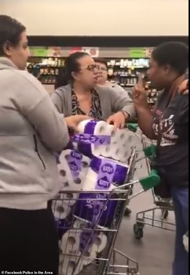  Covid-19: Ba người phụ nữ đánh nhau giành giấy vệ sinh trong siêu thị Úc  - Ảnh 1.