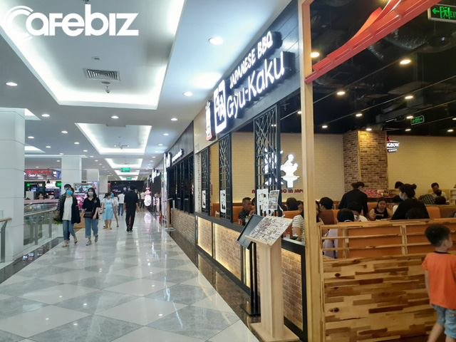 Dù đã nhộn nhịp trở lại nhưng nhiều mặt hàng ở TTTM Tp.HCM sale đến 70% - Ảnh 3. Dù đã nhộn nhịp trở lại nhưng nhiều mặt hàng ở TTTM Tp.HCM sale đến 70% - Ảnh 3.