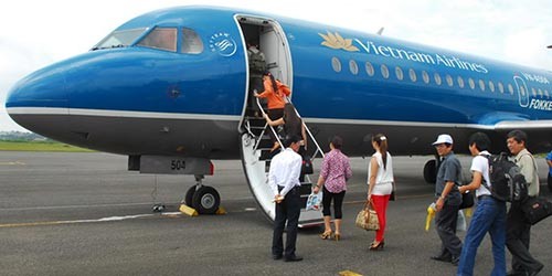 Hành khách lên máy bay của Vietnam Airlines.