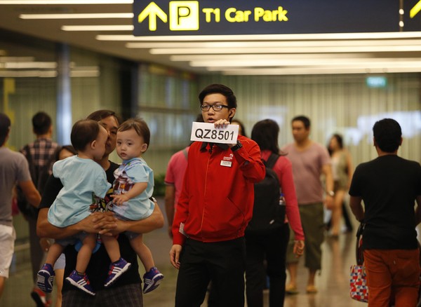 Cập nhật: Người thân khóc nấc khi máy bay của hãng AirAsia chở theo 162 người mất tích 10