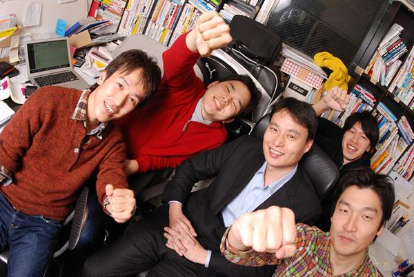 Shingo (phía sau) cùng các lãnh đạo tại Terra Motors Nhật Bản.