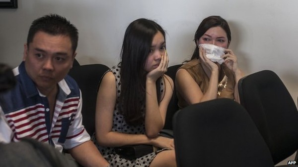 Cập nhật: Người thân khóc nấc khi máy bay của hãng AirAsia chở theo 162 người mất tích 11