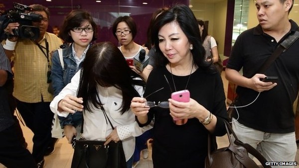 Cập nhật: Người thân khóc nấc khi máy bay của hãng AirAsia chở theo 162 người mất tích 12