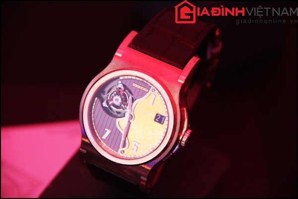 Chiếc đồng hồ này được chế tác hoàn toàn bằng phương pháp thủ công tại một xưởng riêng biệt.  