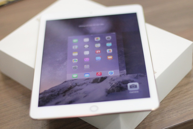 Máy có kích thước tương tự iPad Air đời đầu, duy chỉ có độ mỏng tốt hơn.