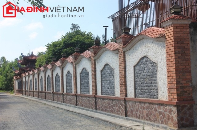 Tường rào cao hơn 3 mét, bề mặt trang trí nhiều loại đá, sỏi công phu