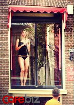 Những cô gái cửa sổ, những cửa hiệu dụng cụ kích dục, đồ chơi tình dục, bảo tàng sex, sex show… đó là những hình ảnh đầu tiên mà du khách đến khu đèn đỏ De Wallen ở Amsterdam bắt gặp.