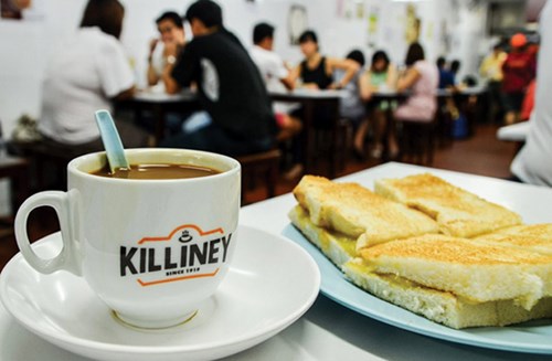 Bữa sáng với bánh mì nướng kaya và tách kopi tại một cửa hàng Killiney Kopitiam.