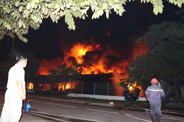 Đã dập tắt vụ cháy kinh hoàng tại Công ty Sakata, Bình Dương (2)