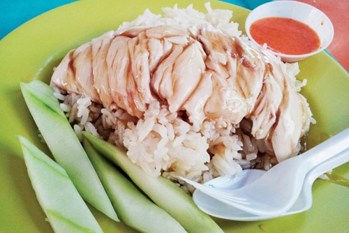 Đĩa cơm gà truyền thống Singapore này có giá 3 S $.