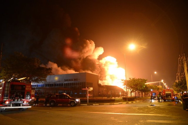 Đã dập tắt vụ cháy kinh hoàng tại Công ty Sakata, Bình Dương (3)