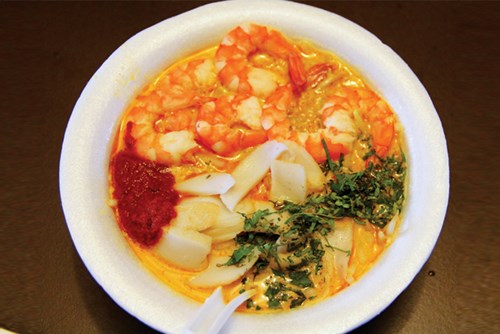 Món laksa được nấu với hải sản và nước cốt dừa.