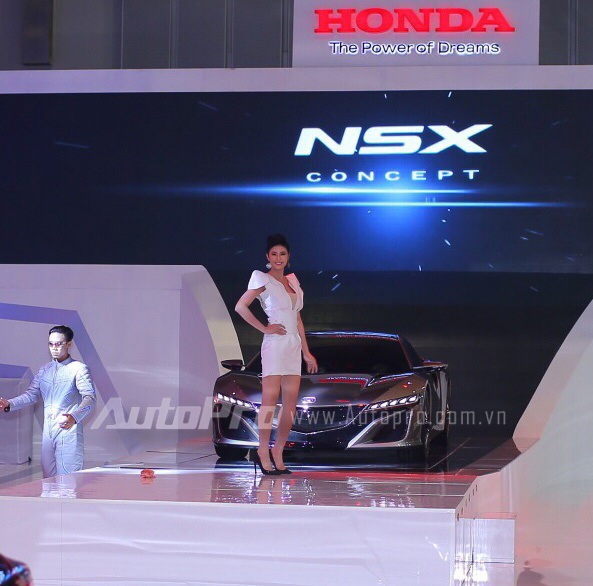 Hoa hậu Ngọc Hân xuất hiện cùng siêu xe Honda NSX