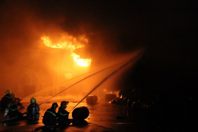 Đã dập tắt vụ cháy kinh hoàng tại Công ty Sakata, Bình Dương (4)