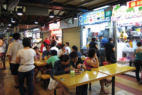 Trung tâm ẩm thực Chomp Chomp luôn đông đảo thực khách.