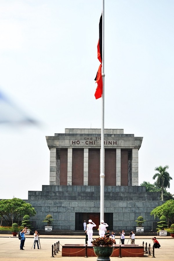 12h trưa ngày 11/10/2013, tại quảng trường Ba Đình, Hà Nội, lễ treo cờ rủ đã diễn ra trong không khí trang nghiêm, đánh dấu bắt đầu 2 ngày quốc tang. Ảnh: Zing.