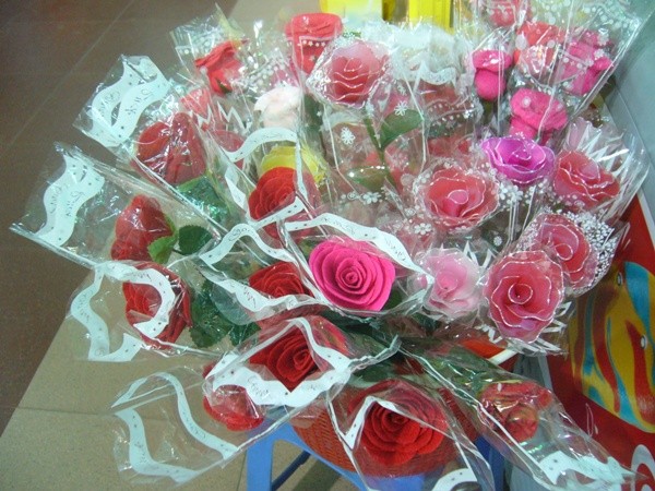 Hoa hồng giấy nhún, voan với nhiều màu sắc cũng là mặt hàng được nhiều học sinh, phụ huynh  chọn làm quà tặng. 