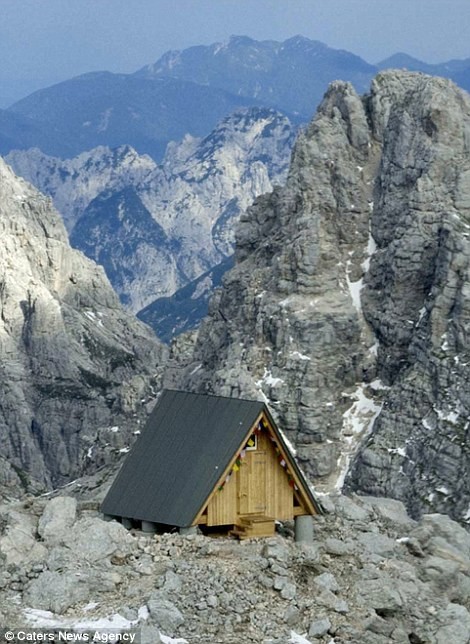 Một căn phòng đã được hoàn thành, nằm trên đỉnh núi có độ cao 2.500m của dãy Alpes.